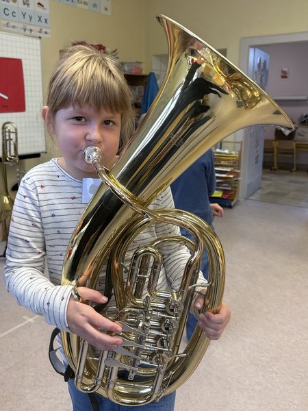 Eine Schülerin probiert das Instrument "Tuba" aus.