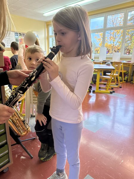 Eine Schülerin probiert das Instrument "Klarinette" aus.